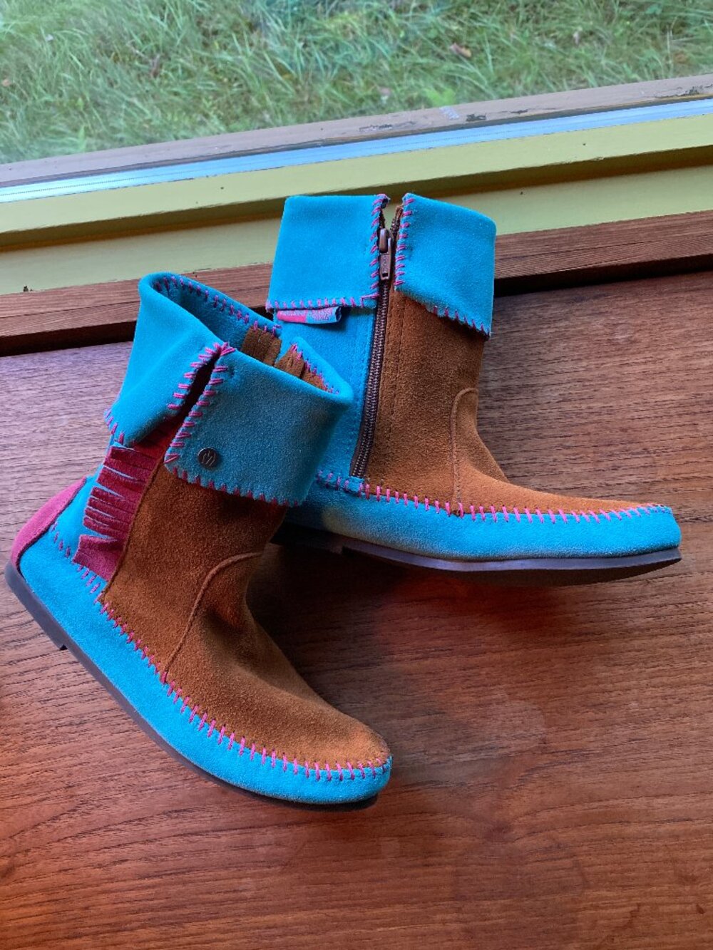 NEW Minnetonka Stranger Things Holly Wheeler Moccasin Booties - Size 7.5